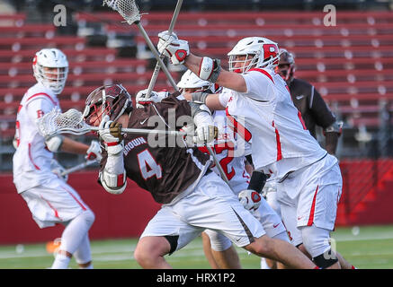 La stagione. Mar 4, 2017. Browns Dylan Molloy (4) essere buttato giù durante una NCAA lacrosse gioco tra gli Orsi e la Rutgers Scarlet Knights ad alto punto soluzioni Stadium di Piscataway, NJ. Rutgers beat Brown 13-11 per andare 5-0 sulla stagione. Mike Langish/Cal Sport Media. Credito: csm/Alamy Live News Foto Stock