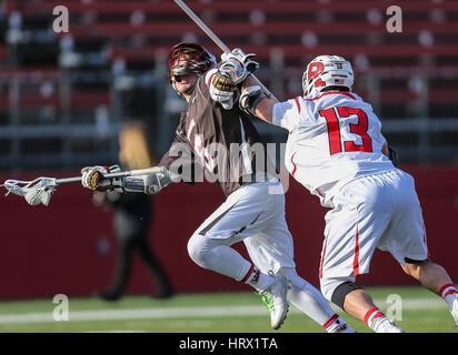 La stagione. Mar 4, 2017. Rutgers Alex Bronzo (13) controlla il Browns Kniffin Jack (6) durante un NCAA lacrosse gioco tra gli Orsi e la Rutgers Scarlet Knights ad alto punto soluzioni Stadium di Piscataway, NJ. Rutgers beat Brown 13-11 per andare 5-0 sulla stagione. Mike Langish/Cal Sport Media. Credito: csm/Alamy Live News Foto Stock