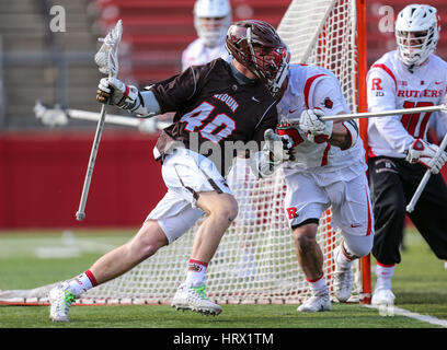 La stagione. Mar 4, 2017. Browns Luca McCaleb (40) ottiene verificato durante un NCAA lacrosse gioco tra gli Orsi e la Rutgers Scarlet Knights ad alto punto soluzioni Stadium di Piscataway, NJ. Rutgers beat Brown 13-11 per andare 5-0 sulla stagione. Mike Langish/Cal Sport Media. Credito: csm/Alamy Live News Foto Stock