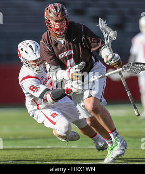 La stagione. Mar 4, 2017. Browns Dylan Molloy (4) tenta di far avanzare la palla upfield durante un NCAA lacrosse gioco tra gli Orsi e la Rutgers Scarlet Knights ad alto punto soluzioni Stadium di Piscataway, NJ. Rutgers beat Brown 13-11 per andare 5-0 sulla stagione. Mike Langish/Cal Sport Media. Credito: csm/Alamy Live News Foto Stock