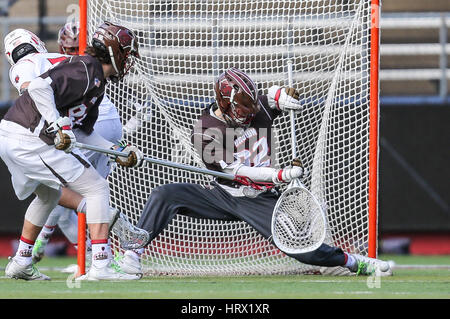 La stagione. Mar 4, 2017. Browns Phil Goss (92) fa una punta salvare durante un NCAA lacrosse gioco tra gli Orsi e la Rutgers Scarlet Knights ad alto punto soluzioni Stadium di Piscataway, NJ. Rutgers beat Brown 13-11 per andare 5-0 sulla stagione. Mike Langish/Cal Sport Media. Credito: csm/Alamy Live News Foto Stock