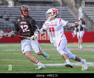 La stagione. Mar 4, 2017. Rutgers Jeff George (11) tenta di aggirare il Browns Brian Prigmore (12) durante un NCAA lacrosse gioco tra gli Orsi e la Rutgers Scarlet Knights ad alto punto soluzioni Stadium di Piscataway, NJ. Rutgers beat Brown 13-11 per andare 5-0 sulla stagione. Mike Langish/Cal Sport Media. Credito: csm/Alamy Live News Foto Stock