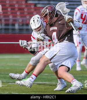 La stagione. Mar 4, 2017. Browns Dylan Molloy (4) tenta di aggirare la Rutgers Christopher Peters (32) durante un NCAA lacrosse gioco tra gli Orsi e la Rutgers Scarlet Knights ad alto punto soluzioni Stadium di Piscataway, NJ. Rutgers beat Brown 13-11 per andare 5-0 sulla stagione. Mike Langish/Cal Sport Media. Credito: csm/Alamy Live News Foto Stock