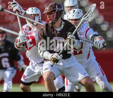 La stagione. Mar 4, 2017. Browns Dylan Molloy (4) tenta di trovare qualche spazio aperto durante un NCAA lacrosse gioco tra gli Orsi e la Rutgers Scarlet Knights ad alto punto soluzioni Stadium di Piscataway, NJ. Rutgers beat Brown 13-11 per andare 5-0 sulla stagione. Mike Langish/Cal Sport Media. Credito: csm/Alamy Live News Foto Stock