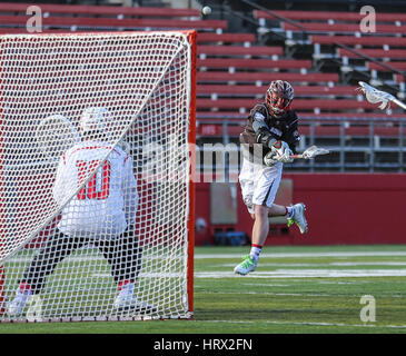 La stagione. Mar 4, 2017. Browns Matt Graham (1) spara un colpo sul traguardo durante un NCAA lacrosse gioco tra gli Orsi e la Rutgers Scarlet Knights ad alto punto soluzioni Stadium di Piscataway, NJ. Rutgers beat Brown 13-11 per andare 5-0 sulla stagione. Mike Langish/Cal Sport Media. Credito: csm/Alamy Live News Foto Stock