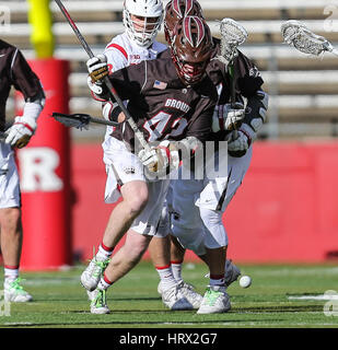 La stagione. Mar 4, 2017. Browns Larken Kemp (42) insegue la sfera durante un NCAA lacrosse gioco tra gli Orsi e la Rutgers Scarlet Knights ad alto punto soluzioni Stadium di Piscataway, NJ. Rutgers beat Brown 13-11 per andare 5-0 sulla stagione. Mike Langish/Cal Sport Media. Credito: csm/Alamy Live News Foto Stock