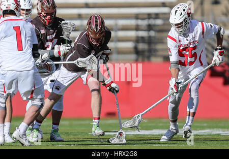 La stagione. Mar 4, 2017. Browns Larken Kemp (42) e Rutgers Chris Groel (55) battaglia per il possesso durante un NCAA lacrosse gioco tra gli Orsi e la Rutgers Scarlet Knights ad alto punto soluzioni Stadium di Piscataway, NJ. Rutgers beat Brown 13-11 per andare 5-0 sulla stagione. Mike Langish/Cal Sport Media. Credito: csm/Alamy Live News Foto Stock