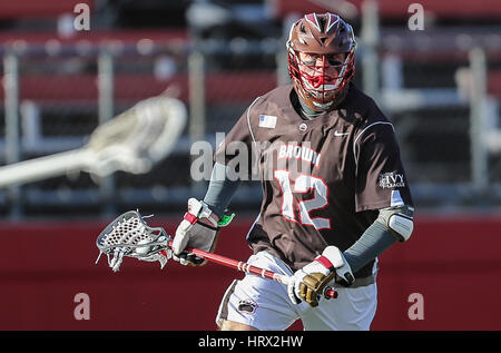 La stagione. Mar 4, 2017. Browns Brian Prigmore (12) cerca di fare un gioco durante un NCAA lacrosse gioco tra gli Orsi e la Rutgers Scarlet Knights ad alto punto soluzioni Stadium di Piscataway, NJ. Rutgers beat Brown 13-11 per andare 5-0 sulla stagione. Mike Langish/Cal Sport Media. Credito: csm/Alamy Live News Foto Stock