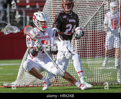 La stagione. Mar 4, 2017. Rutgers Jules Heninburg (7) fa una mossa su Browns JJ Ntshaykolo (24) durante un NCAA lacrosse gioco tra gli Orsi e la Rutgers Scarlet Knights ad alto punto soluzioni Stadium di Piscataway, NJ. Rutgers beat Brown 13-11 per andare 5-0 sulla stagione. Mike Langish/Cal Sport Media. Credito: csm/Alamy Live News Foto Stock