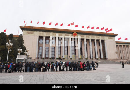 (170305)-- PECHINO, 5 marzo 2017 (Xinhua) -- giornalisti coda per entrare nella grande sala del popolo prima della quinta sessione della Cina il XII congresso nazionale del popolo (ANP) a Pechino, capitale della Cina, 5 marzo 2017. La quinta sessione del XII NPC viene aperto a Pechino il 5 marzo. (Xinhua/Chen Yehua) (zhs) Foto Stock