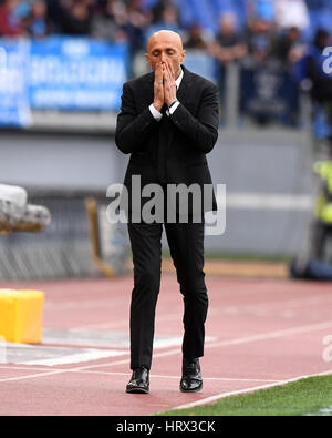 Roma, Italia. Mar 4, 2017. Roma's head coach Luciano Spalletti reagisce durante il campionato italiano di una partita di calcio contro il Napoli in Italia a Roma, 4 marzo 2017. Roma ha perso 1-2. Credito: Alberto Lingria/Xinhua/Alamy Live News Foto Stock