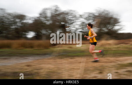 Londra, Regno Unito. Mar 4, 2017. Concorrenti da un running club partecipano a una gara di corsa nel sud-ovest della Londra Richmond Park, Gran Bretagna il 4 marzo 2017. Credito: Han Yan/Xinhua/Alamy Live News Foto Stock