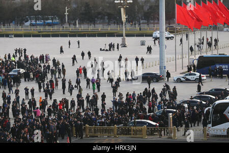 (170305)-- PECHINO, 5 marzo 2017 (Xinhua) -- la piazza Tiananmen è visto prima della quinta sessione della Cina il XII congresso nazionale del popolo (ANP) a Pechino, capitale della Cina, 5 marzo la quinta sessione del XII NPC aperto a Pechino il 5 marzo. (Xinhua/Wang Ye) (zhs) Foto Stock