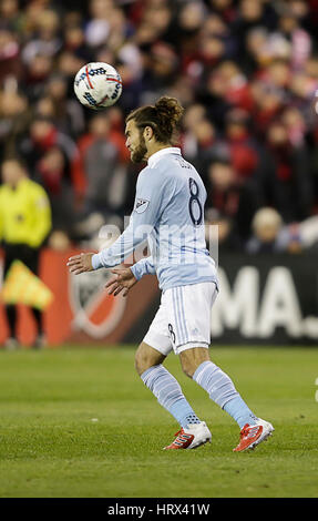 Washington DC, Stati Uniti d'America. Mar 4, 2017. Sporting KC Defender #8 Graham Zusi durante una sequenza di lunghezza massima MLS partita di calcio tra la c.c. Regno e lo Sporting KC a RFK Stadium di Washington DC. Justin Cooper/CSM/Alamy Live News Foto Stock