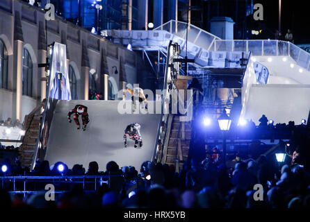 Ottawa, Canada. Mar 4, 2017. I concorrenti prendere parte alla tappa finale della Red Bull si è schiantato serie di ghiaccio in Ottawa, Ontario, Canada, Marzo 4, 2017. Credito: David Kawai/Xinhua/Alamy Live News Foto Stock