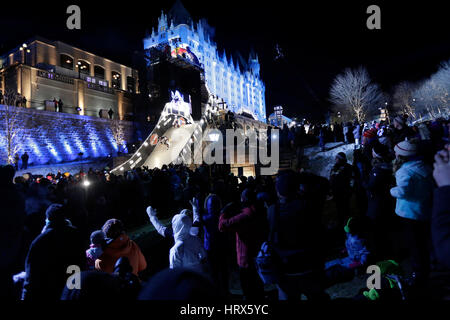 Ottawa, Canada. Mar 4, 2017. Spettatori guarda la concorrenza della tappa finale della Red Bull si è schiantato il ghiaccio serie n di Ottawa, Ontario, Canada, 4 marzo, 2017. Credito: David Kawai/Xinhua/Alamy Live News Foto Stock