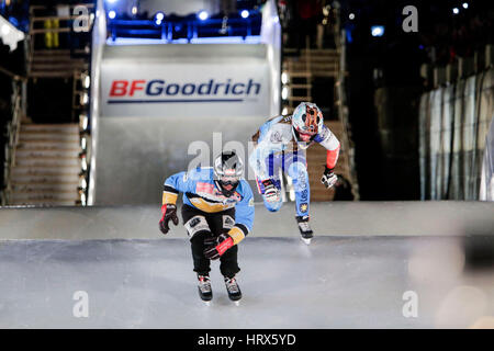 Ottawa, Canada. Mar 4, 2017. I concorrenti prendere parte alla tappa finale della Red Bull si è schiantato serie di ghiaccio in Ottawa, Ontario, Canada, Marzo 4, 2017. Credito: David Kawai/Xinhua/Alamy Live News Foto Stock