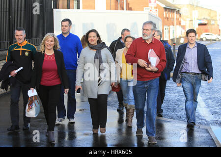 Belfast, Regno Unito. 04 Mar, 2017. Sinn Fein Gerry Adams presidente e leader del nord Michelle O'Neill arriva per un post-elettorale conferenza stampa al Sinn Fein sede il 4 marzo 2017 a Belfast, Irlanda del Nord. Sinn Fein è aumentato il loro voto significativamente ieri in Northern Ireland Assembly snap elezione e per la prima volta Stormont non dispongono di una maggioranza unionista nel governo. Credito: Irish occhio/Alamy Live News Foto Stock