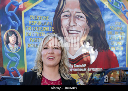 Belfast, Regno Unito. 04 Mar, 2017. Sinn Fein leader nord Michelle O'Neill si erge davanti un murale di repubblicano scioperante della fame di Bobby Sands dopo aver premuto un post elezione conferenza stampa al Sinn Fein sede il 4 marzo 2017 a Belfast, Irlanda del Nord. Sinn Fein è aumentato il loro voto significativamente ieri in Northern Ireland Assembly snap elezione e per la prima volta Stormont non dispongono di una maggioranza unionista nel governo. Credito: Irish occhio/Alamy Live News Foto Stock