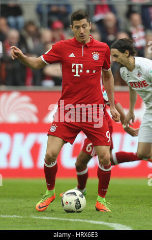 Colonia, Germania. Il 4 marzo 2017. Bundesliga giornata 23, 1. FC Koeln - FC Bayern Muenchen: Robert Lewandowski (Muenchen) controlla la sfera. © Juergen schwarz/Alamy Live News Foto Stock