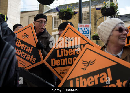 Truro, Regno Unito. 04 Mar, 2017. I membri del Partito europeo dei liberali democratici di ascoltare una serie di discorsi sullo stato del NHS fuori Truro Cathedral, Cornwall. Credito: Bertie Oakes/Alamy Live News Foto Stock