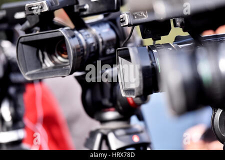 Un sacco di telecamere in una riga la radiodiffusione dal vivo un evento multimediale Foto Stock