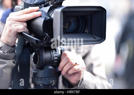 Un sacco di telecamere in una riga la radiodiffusione dal vivo un evento multimediale Foto Stock