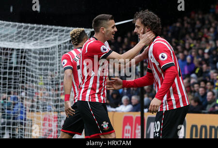 Southampton Manolo Gabbiadini (destra) festeggia con il team-mate Dusan Tadic dopo aver segnato il suo lato del terzo obiettivo durante il match di Premier League a Vicarage Road, Watford. Foto Stock