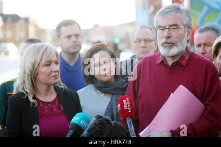 (Da sinistra a destra) Sinn Fein Michelle O'Neill , Mary Lou McDonald e Gerry Adams arriva per un post-elettorale conferenza stampa al loro falls road office. Foto Stock