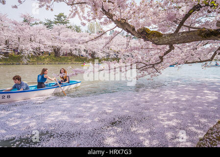 Aomori, Giappone - 28 Aprile 2014: persone si uniscono alla barca in stagno di Hanami festival al parco Hirosaki Foto Stock