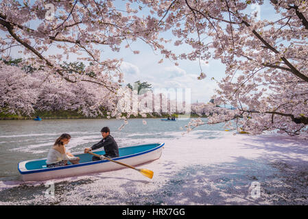 Aomori, Giappone - 28 Aprile 2014: persone si uniscono alla barca in stagno di Hanami festival al parco Hirosaki Foto Stock