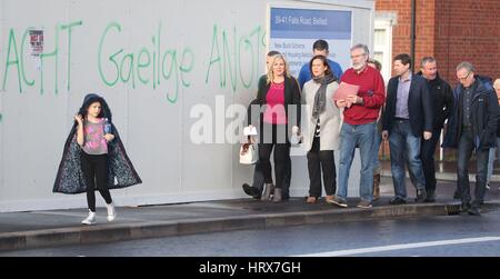 (Al centro, a sinistra e a destra) Sinn Fein Michelle O'Neill , Mary Lou McDonald e Gerry Adams arriva per un post-elettorale conferenza stampa al loro falls road office. Foto Stock