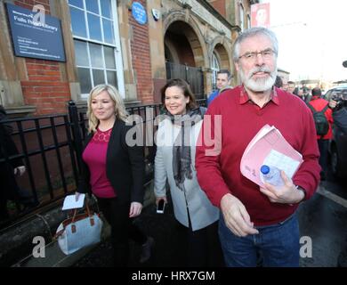 (Da sinistra a destra) Sinn Fein Michelle O'Neill , Mary Lou McDonald e Gerry Adams arriva per un post-elettorale conferenza stampa al Sinn Fein sede a Belfast. Foto Stock