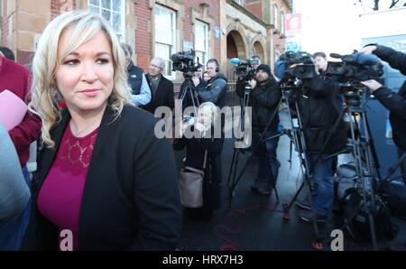 Sinn Fein Michelle O'Neill a un post elezione conferenza stampa al Sinn Fein sede a Belfast. Foto Stock