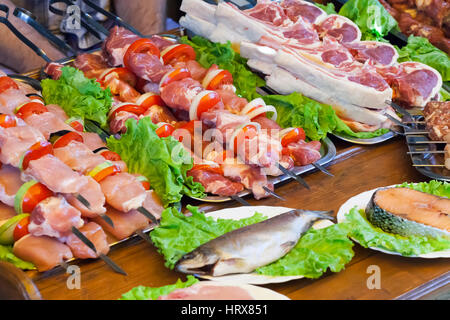 La carne infilati su uno spiedino per la preparazione di un shish kebab Foto Stock