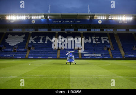 L'elicottero del presidente di Leicester City Vichai Srivaddhanaprabha sul campo dopo la partita della Premier League al King Power Stadium, Leicester. PREMERE ASSOCIAZIONE foto. Data immagine: Sabato 4 marzo 2017. Vedi PA storia CALCIO Leicester. Il credito fotografico dovrebbe essere: Steven Paston/PA Wire. RESTRIZIONI: Nessun utilizzo con audio, video, dati, elenchi di apparecchi, logo di club/campionato o servizi "live" non autorizzati. L'uso in-match online è limitato a 75 immagini, senza emulazione video. Nessun utilizzo nelle scommesse, nei giochi o nelle pubblicazioni di singoli club/campionati/giocatori. Foto Stock