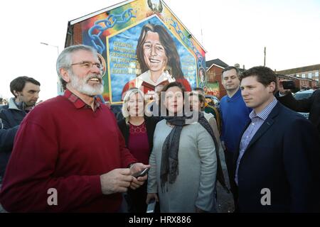 Sinn Fein Michelle O'Neill (centro sinistra), Mary Lou McDonald (centro) e Gerry Adams (sinistra)arrivare ad un post-elettorale conferenza stampa al Sinn Fein sede a Belfast. Foto Stock