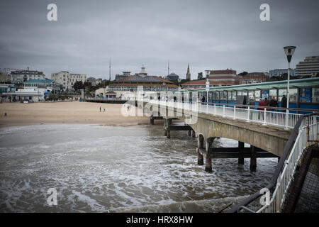 La gente a piedi lungo il molo di Bournemouth su un nuvoloso giorno inverni nel Dorset, Regno Unito. Foto Stock