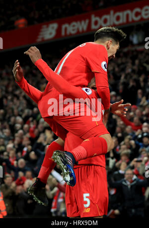 Di Liverpool Georginio Wijnaldum punteggio celebra il suo lato il terzo obiettivo del gioco con il compagno di squadra di Liverpool Roberto Firmino (sinistra) durante il match di Premier League ad Anfield, Liverpool. Foto Stock