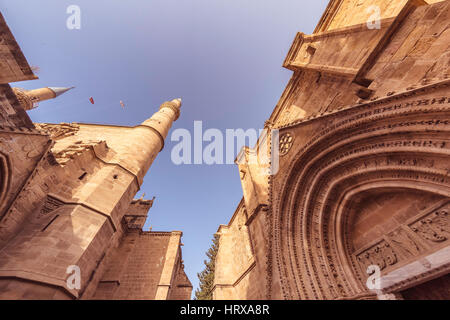 Vista di una Moschea Selimiye, ex Cattedrale di st. Sophia. e Bedestan, precedentemente noto come la chiesa di San Nicola di inglese. Nicosia, Cipro Foto Stock