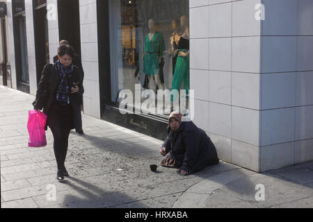 Roma donna nel Regno Unito a mendicare per strada Foto Stock