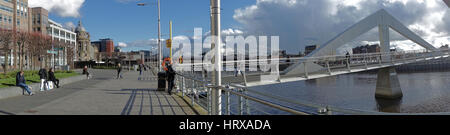 Glasgow City Centre clydeside sottolineatura ondulate panorama ponte Ponte Tradeston Foto Stock