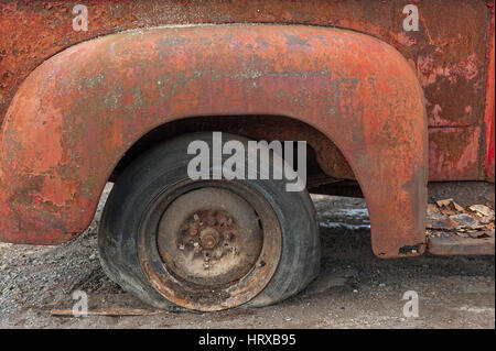 Rusty pick-up con pneumatico sgonfio Foto Stock