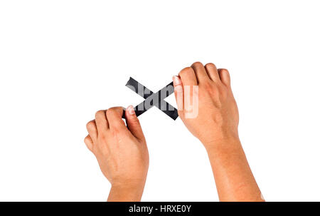 Il concetto di mani è circa di viaggio legato a una croce nera. Foto Stock