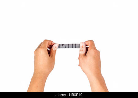 Il concetto di mani è circa al nero nastrato per chiudere su uno sfondo bianco. Foto Stock