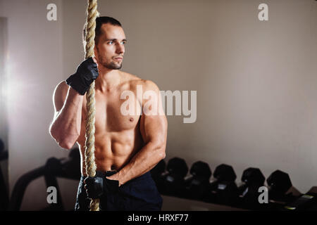 Arrampicata corda atleta allenamento uomo in palestra Foto Stock