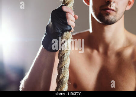 Arrampicata corda atleta allenamento uomo in palestra Foto Stock