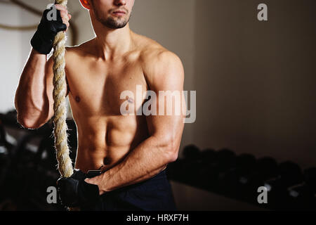 Arrampicata corda atleta allenamento uomo in palestra Foto Stock