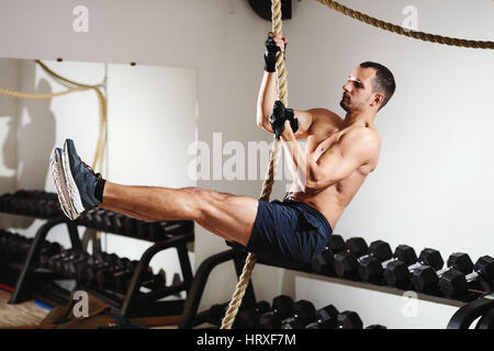 Arrampicata corda atleta allenamento uomo in palestra Foto Stock