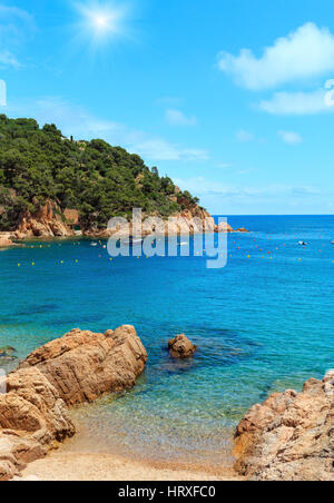 La baia di Tamariu coast sunshiny summer view con barche, Costa Brava in Catalogna, Spagna. Foto Stock